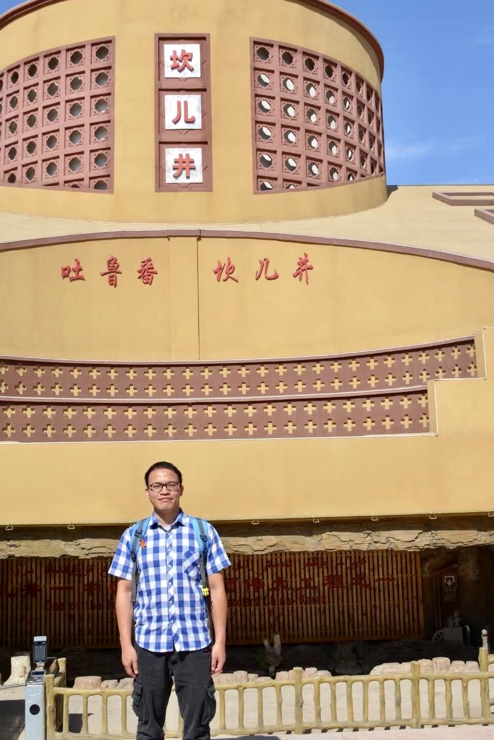 开往乌鲁木齐的列车上,成都90后中医学生跪地按穴半小时救人