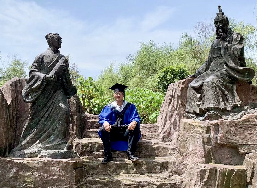 开往乌鲁木齐的列车上,成都90后中医学生跪地按穴半小时救人