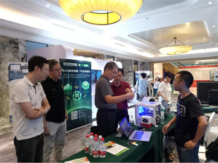 beat365在线唯一官网校长余曙光在展区