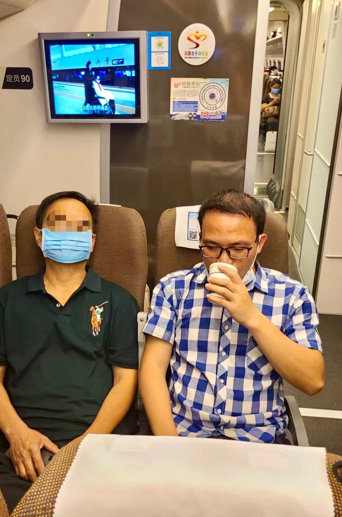 开往乌鲁木齐的列车上,成都90后中医学生跪地按穴半小时救人